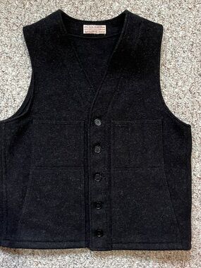 Filson Mackinaw Wool black sweater vest button front mens small pockets warm